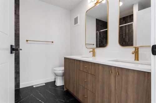 450 River Avenue, Cochrane, AB - Indoor Photo Showing Bathroom