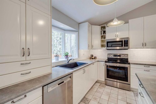 41 Elk Valley Crescent, Bragg Creek, AB - Indoor Photo Showing Kitchen