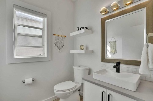 92 Prestwick Heath Se, Calgary, AB - Indoor Photo Showing Bathroom