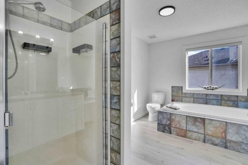 92 Prestwick Heath Se, Calgary, AB - Indoor Photo Showing Bathroom