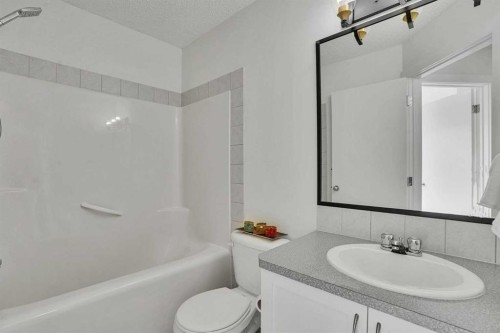 92 Prestwick Heath Se, Calgary, AB - Indoor Photo Showing Bathroom
