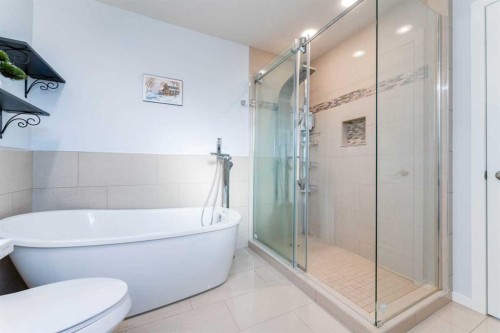 145 Hawkdale Circle Nw, Calgary, AB - Indoor Photo Showing Bathroom