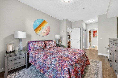216-35 Aspenmont Heights Sw, Calgary, AB - Indoor Photo Showing Bedroom