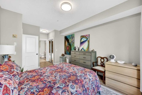 216-35 Aspenmont Heights Sw, Calgary, AB - Indoor Photo Showing Bedroom