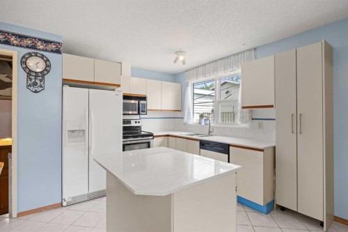 452 Manora Way Ne, Calgary, AB - Indoor Photo Showing Kitchen