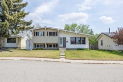 452 Manora Way NE Calgary, AB T2A 4R4