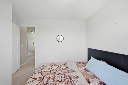 86 Saddlecrest Close Ne, Calgary, AB - Indoor Photo Showing Bedroom