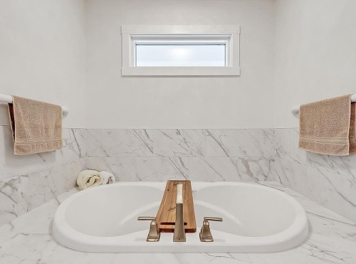 548 Cranbrook Gardens Se, Calgary, AB - Indoor Photo Showing Bathroom