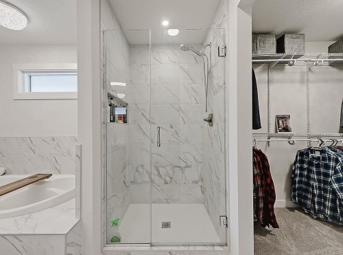548 Cranbrook Gardens Se, Calgary, AB - Indoor Photo Showing Bathroom
