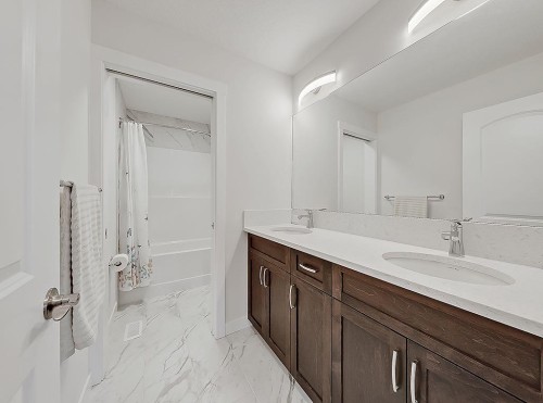 548 Cranbrook Gardens Se, Calgary, AB - Indoor Photo Showing Bathroom