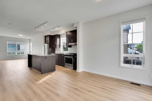 986 Sherwood Boulevard Nw, Calgary, AB - Indoor Photo Showing Kitchen