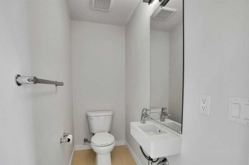 986 Sherwood Boulevard Nw, Calgary, AB - Indoor Photo Showing Bathroom