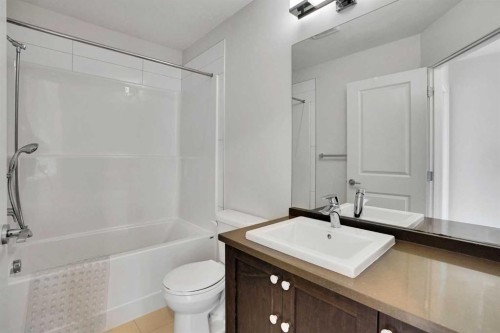 986 Sherwood Boulevard Nw, Calgary, AB - Indoor Photo Showing Bathroom