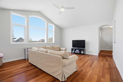 135 Cranleigh View Se, Calgary, AB - Indoor Photo Showing Living Room