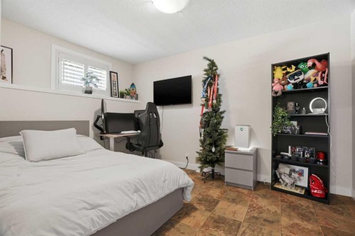 135 Cranleigh View Se, Calgary, AB - Indoor Photo Showing Bedroom