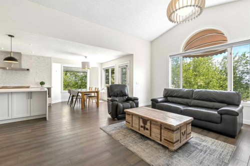 147 Hamptons Heath Nw, Calgary, AB - Indoor Photo Showing Living Room