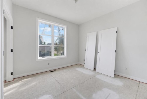 4612 Grove Hill Road Sw, Calgary, AB - Indoor Photo Showing Other Room