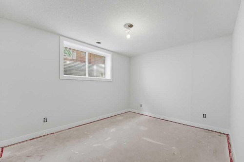 4612 Grove Hill Road Sw, Calgary, AB - Indoor Photo Showing Other Room