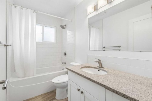 7224 Farrell Road Se, Calgary, AB - Indoor Photo Showing Bathroom