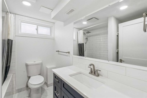 7224 Farrell Road Se, Calgary, AB - Indoor Photo Showing Bathroom