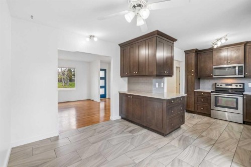 7224 Farrell Road Se, Calgary, AB - Indoor Photo Showing Kitchen