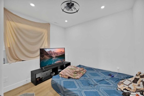 100 San Diego Green Ne, Calgary, AB - Indoor Photo Showing Bedroom