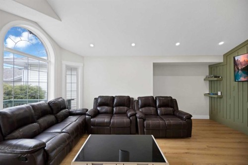 100 San Diego Green Ne, Calgary, AB - Indoor Photo Showing Living Room