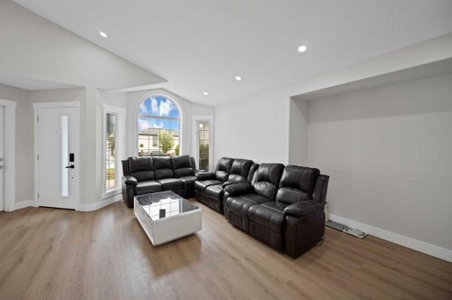 100 San Diego Green Ne, Calgary, AB - Indoor Photo Showing Living Room