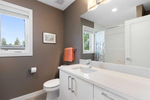 2008 43 Street Nw, Calgary, AB - Indoor Photo Showing Bathroom