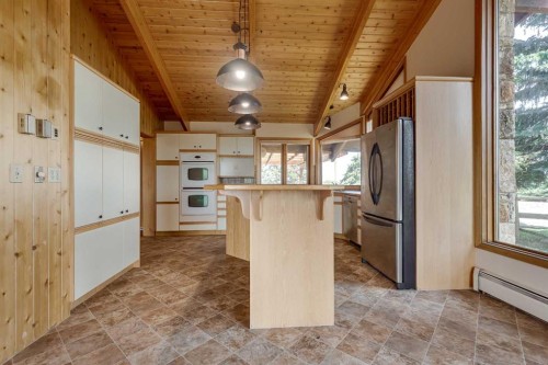 273167 Range Road 25, Rural Rocky View County, AB - Indoor Photo Showing Kitchen