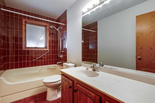 273167 Range Road 25, Rural Rocky View County, AB - Indoor Photo Showing Bathroom