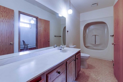 273167 Range Road 25, Rural Rocky View County, AB - Indoor Photo Showing Bathroom