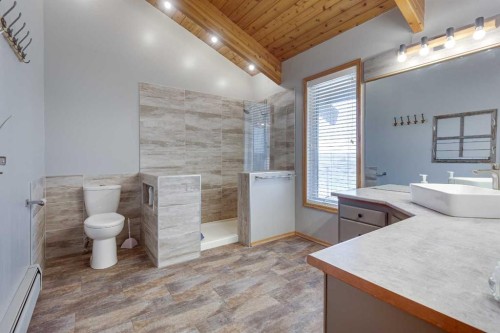 273167 Range Road 25, Rural Rocky View County, AB - Indoor Photo Showing Bathroom