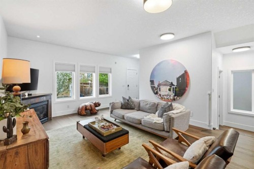 226 11 Avenue Nw, Calgary, AB - Indoor Photo Showing Living Room