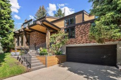 8 Varsplain Place NW Calgary, AB T3A 0C7