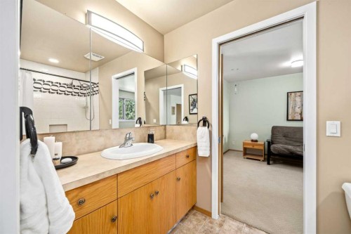 8 Varsplain Place Nw, Calgary, AB 