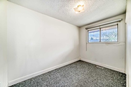 703 58 Street Se, Calgary, AB - Indoor Photo Showing Other Room