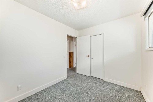 703 58 Street Se, Calgary, AB - Indoor Photo Showing Other Room