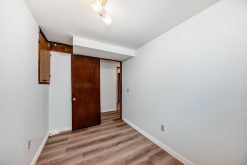 703 58 Street Se, Calgary, AB - Indoor Photo Showing Other Room