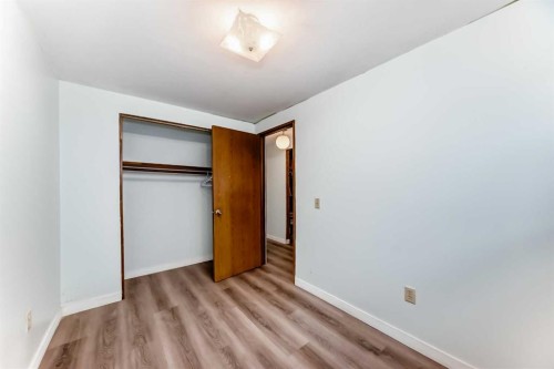 703 58 Street Se, Calgary, AB - Indoor Photo Showing Other Room