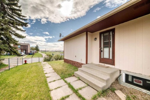 703 58 Street Se, Calgary, AB - Outdoor