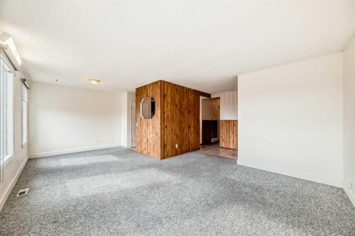 703 58 Street Se, Calgary, AB - Indoor Photo Showing Other Room