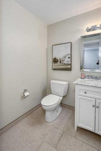 31-8 Riverview Circle, Cochrane, AB - Indoor Photo Showing Bathroom