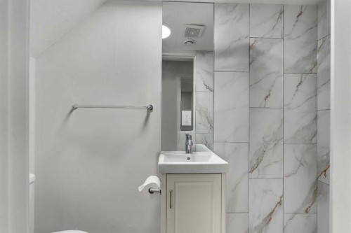52 Saddlecreek Terrace Ne, Calgary, AB - Indoor Photo Showing Bathroom