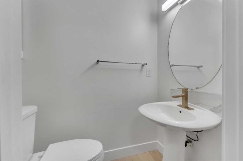 52 Saddlecreek Terrace Ne, Calgary, AB - Indoor Photo Showing Bathroom