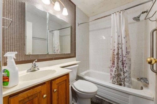 3 Berwick Close Nw, Calgary, AB - Indoor Photo Showing Bathroom