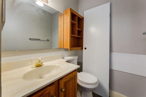 3 Berwick Close Nw, Calgary, AB - Indoor Photo Showing Bathroom