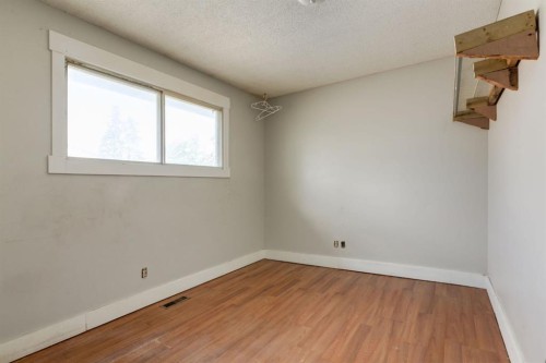 3 Berwick Close Nw, Calgary, AB - Indoor Photo Showing Other Room