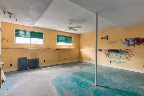 3 Berwick Close Nw, Calgary, AB - Indoor Photo Showing Other Room