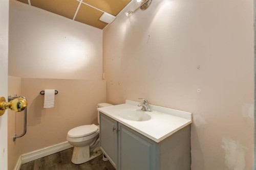 3 Berwick Close Nw, Calgary, AB - Indoor Photo Showing Bathroom
